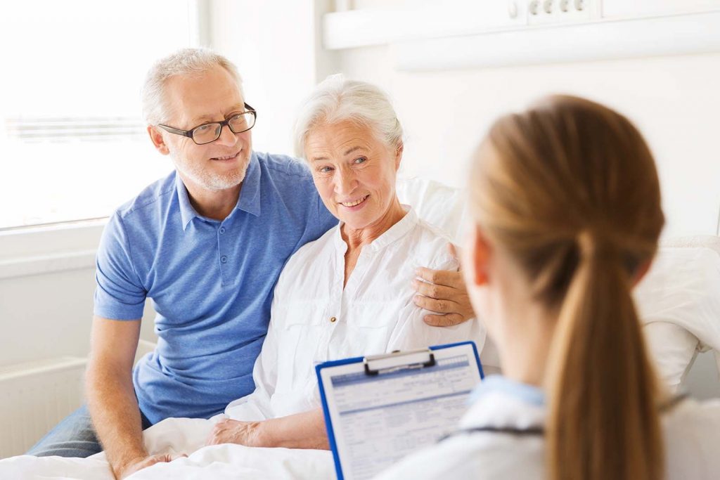 Dos adultos mayores recibiendo consulta de Gerontología