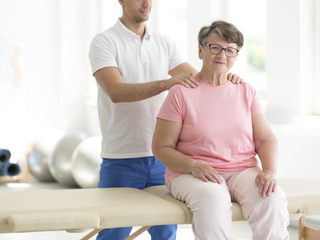 Osteopata realizando procedimiento
